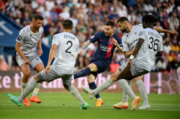 克雷桑在中超表现突出，国安亚冠奖金或成关键，球队需重视中场深度。